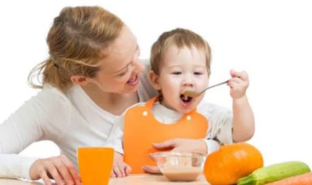 寶寶每天應該吃幾次輔食？需要什么餐具？